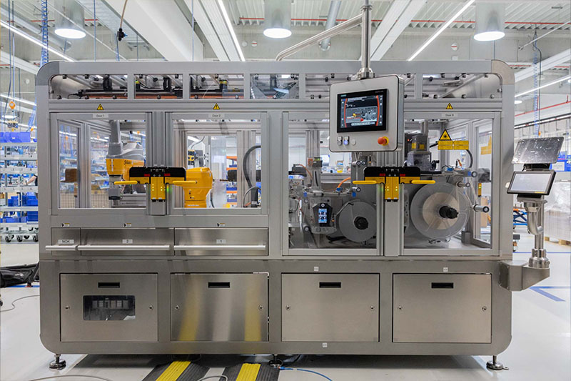 With a new customer-specific configuration of the 211R HC robotic labeling cell, HERMA demonstrates how demanding labeling processes for autoinjectors can be flexibly automated