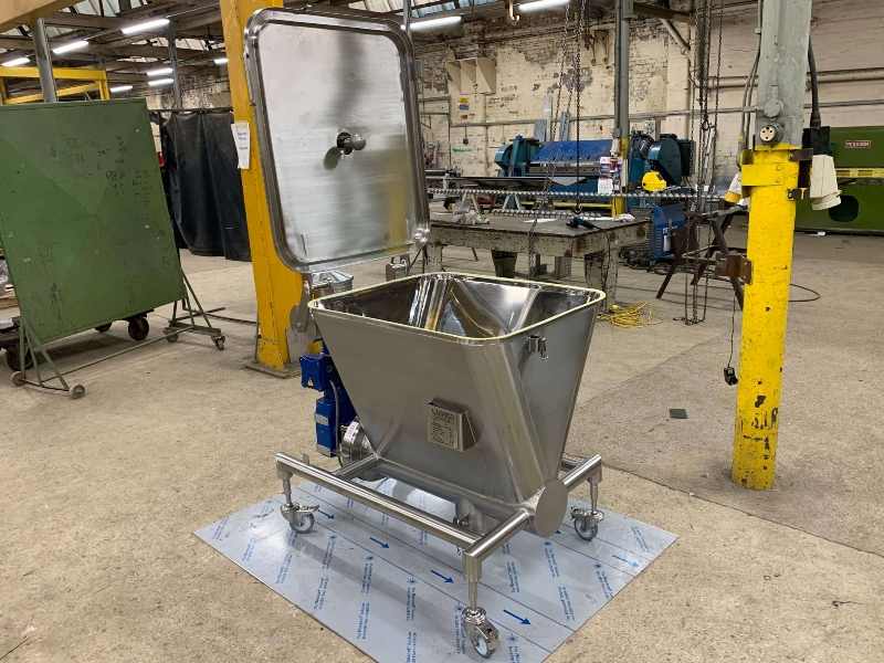 Ajax Equipment's mobile feeder for pharmaceutical powder handling