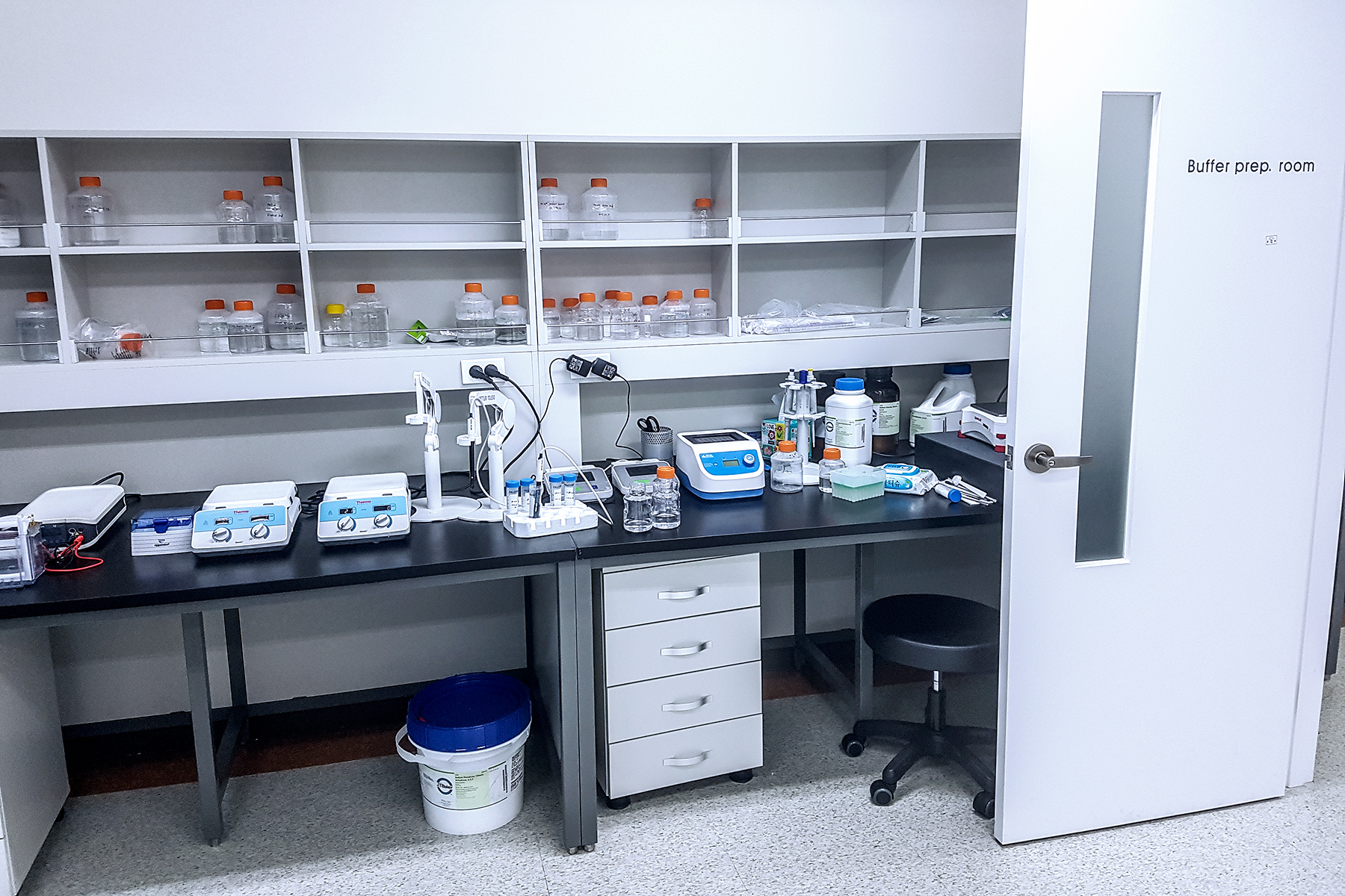 Located near local pharmaceutical and biopharmaceutical research and production customers, the Avantor Korea Lab offers both in-house and field service applications development support