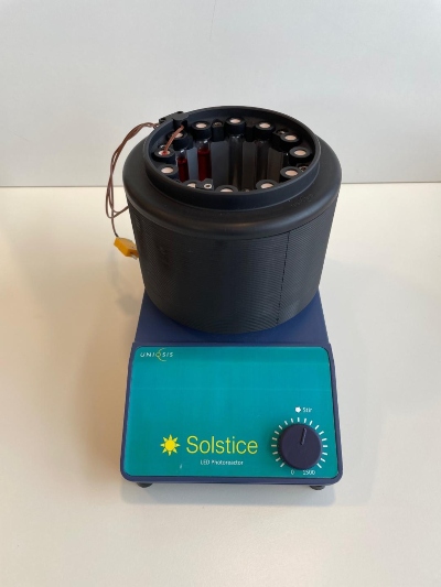 Compact temperature-controlled batch photoreactor