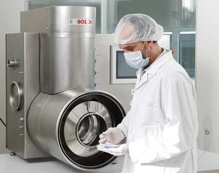 The laboratory device Solidlab 1 from Bosch Packaging Technology combines three process modules in one single machine: powder mixing, granulating and coating of pharmaceutical pellets and tablets