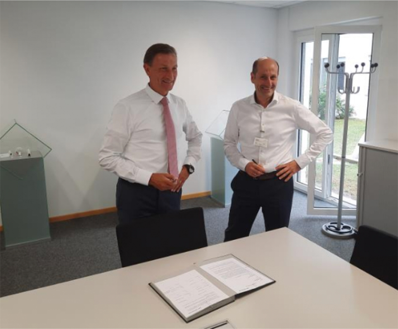 Dietmar Siemssen, CEO of Gerresheimer AG (l.) and Markus Aschenbrenner, Member of the Managing Board, at the signing of the partner agreement.