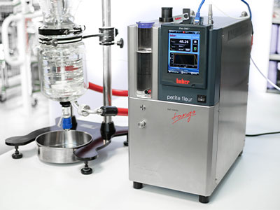 Compact process thermostat for efficient temperature control for laboratory applications
