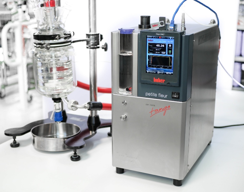Compact process thermostat for efficient temperature control for laboratory applications