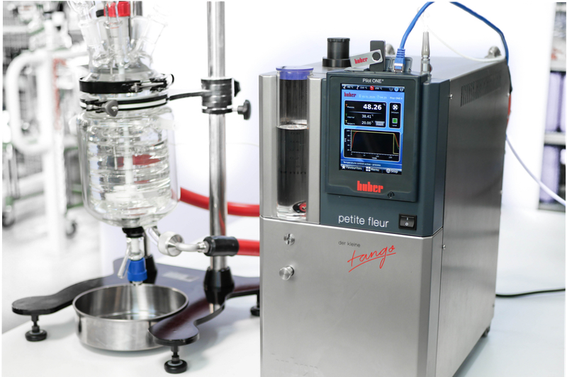 Compact process thermostat for efficient temperature control in the laboratory