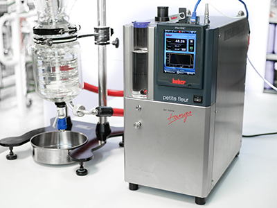 Compact process thermostat for efficient temperature control for lab applications