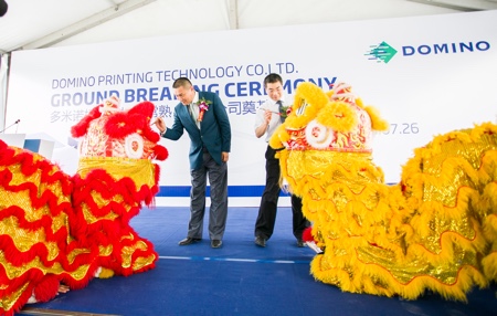 The lion eye dotting ceremony brings to life the fact that the lion symbolises courage and joy, and shows that Domino is heading towards greater heights in its future development in China