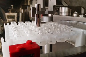 Flexible clinical scale sterile filling system for all containers

