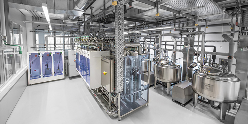 Fully automatic multi-medium testing facility for fluidic components