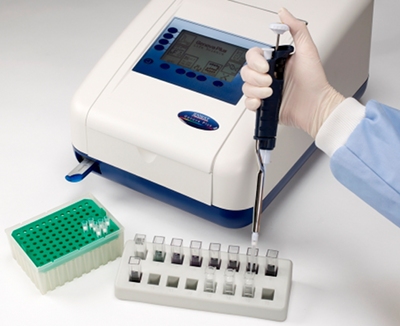 Genova Plus spectrophotometer saves results to USB stick
