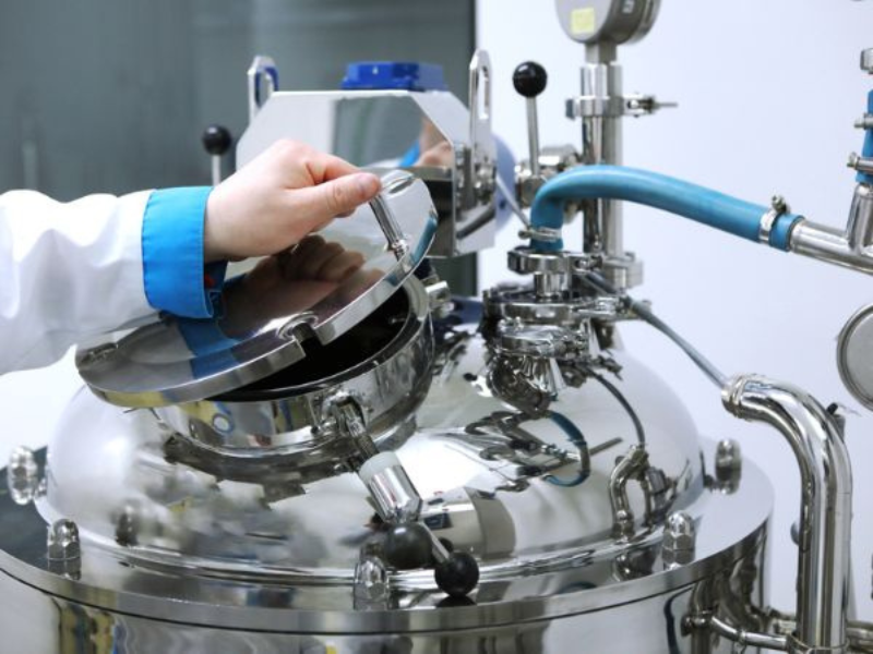 How the drying process differs between fine and heavy chemicals