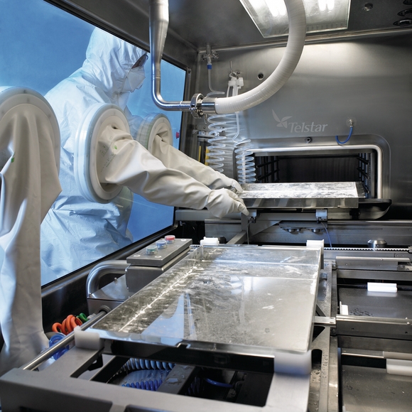 Integrated equipment for bulk of freeze-dried APIs