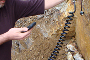 Lightweight, handheld FTIR for dedicated field applications