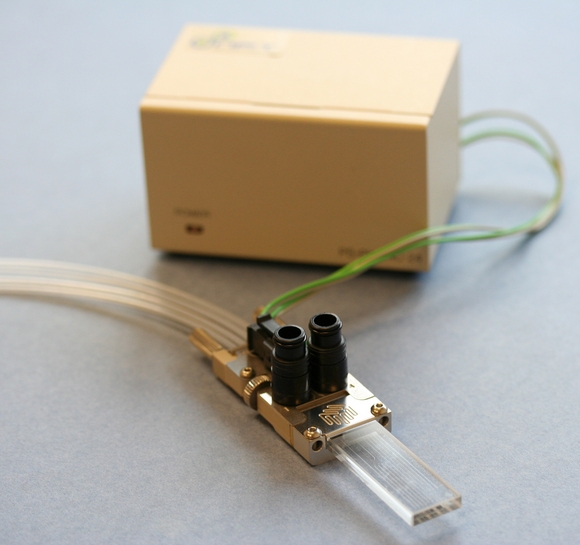 Micro electro-osmotic pump provides a smooth flow
