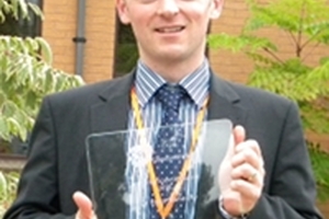 Queen\'s Belfast scientist wins award for microneedle patch