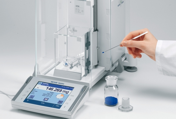 Say goodbye to weighing paper ! METTLER TOLEDO ErgoClips enable unique safe dosing 