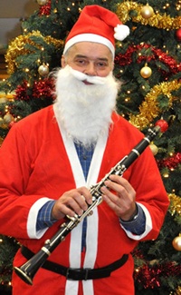 Serenading ceo plays for charity
