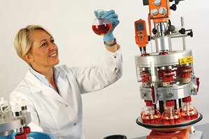 Tornado Plus heats, cools and stirs viscous samples in parallel